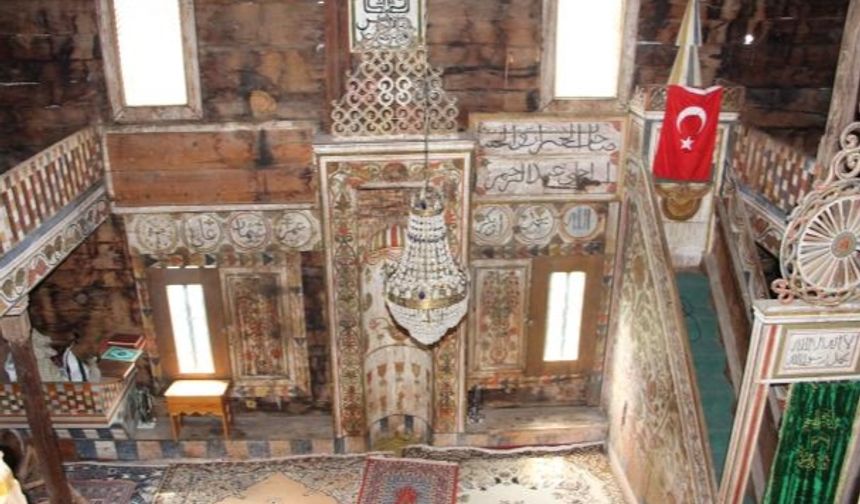 4 asırlık ahşap camideki 5.19'u gösteren saatin sırrı çözülemedi